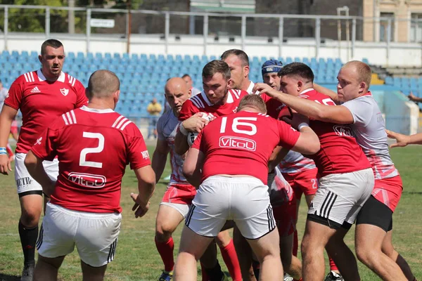 Odessa, Ukrayna - 7 Eylül 2019: Odessa Rugby Şampiyonası Milli Takımı - Kremenchug. Top için rugby oyuncularının yoğun mücadelesi. Stadyumun yeşil sahada dinamik oyun. Şiddetli Rugby Fight