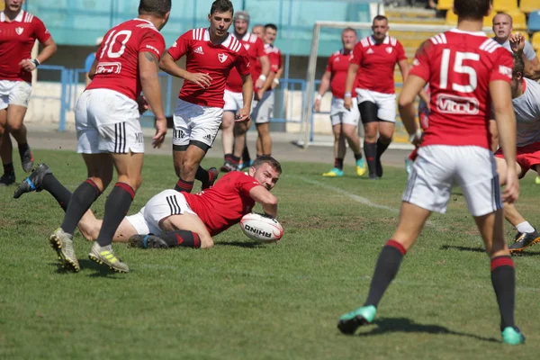 Odessa, Ukrayna - 7 Eylül 2019: Odessa Rugby Şampiyonası Milli Takımı - Kremenchug. Top için rugby oyuncularının yoğun mücadelesi. Stadyumun yeşil sahada dinamik oyun. Şiddetli Rugby Fight