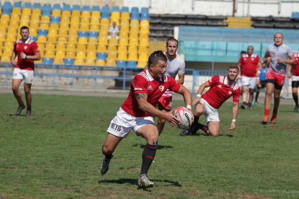 Odessa, Ukrayna - 7 Eylül 2019: Odessa Rugby Şampiyonası Milli Takımı - Kremenchug. Top için rugby oyuncularının yoğun mücadelesi. Stadyumun yeşil sahada dinamik oyun. Şiddetli Rugby Fight