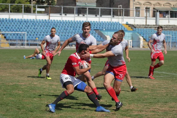 Odessa, Ukrayna - 7 Eylül 2019: Odessa Rugby Şampiyonası Milli Takımı - Kremenchug. Top için rugby oyuncularının yoğun mücadelesi. Stadyumun yeşil sahada dinamik oyun. Şiddetli Rugby Fight