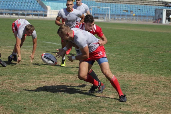 Odessa, Ukrayna - 7 Eylül 2019: Odessa Rugby Şampiyonası Milli Takımı - Kremenchug. Top için rugby oyuncularının yoğun mücadelesi. Stadyumun yeşil sahada dinamik oyun. Şiddetli Rugby Fight