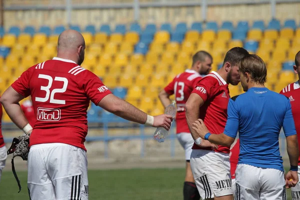 Odessa, Ukrayna - 7 Eylül 2019: Odessa Rugby Şampiyonası Milli Takımı - Kremenchug. Top için rugby oyuncularının yoğun mücadelesi. Stadyumun yeşil sahada dinamik oyun. Şiddetli Rugby Fight