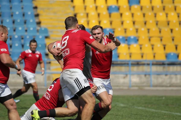 Odessa, Ukrayna - 7 Eylül 2019: Odessa Rugby Şampiyonası Milli Takımı - Kremenchug. Top için rugby oyuncularının yoğun mücadelesi. Stadyumun yeşil sahada dinamik oyun. Şiddetli Rugby Fight