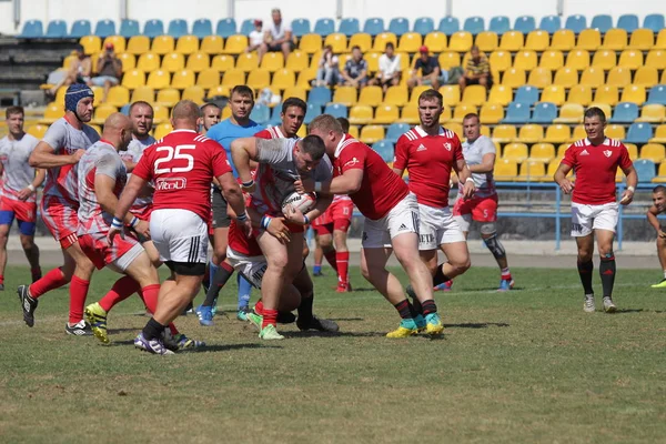 Odessa, Ukrayna - 7 Eylül 2019: Odessa Rugby Şampiyonası Milli Takımı - Kremenchug. Top için rugby oyuncularının yoğun mücadelesi. Stadyumun yeşil sahada dinamik oyun. Şiddetli Rugby Fight