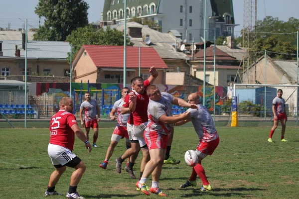 Odessa, Ukrayna - 7 Eylül 2019: Odessa Rugby Şampiyonası Milli Takımı - Kremenchug. Top için rugby oyuncularının yoğun mücadelesi. Stadyumun yeşil sahada dinamik oyun. Şiddetli Rugby Fight