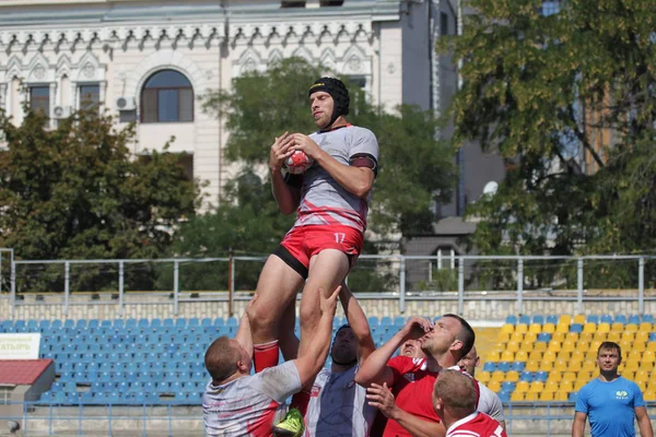 Odessa, Ukrayna - 7 Eylül 2019: Odessa Rugby Şampiyonası Milli Takımı - Kremenchug. Top için rugby oyuncularının yoğun mücadelesi. Stadyumun yeşil sahada dinamik oyun. Şiddetli Rugby Fight
