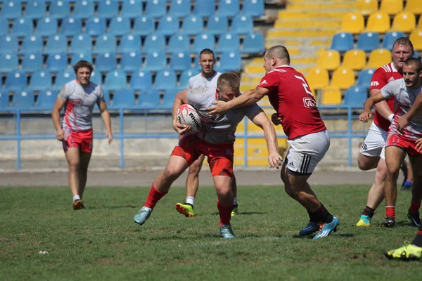 Odessa, Ukrayna - 7 Eylül 2019: Odessa Rugby Şampiyonası Milli Takımı - Kremenchug. Top için rugby oyuncularının yoğun mücadelesi. Stadyumun yeşil sahada dinamik oyun. Şiddetli Rugby Fight