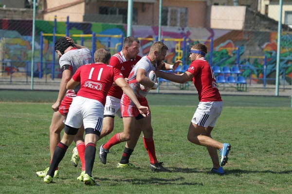 Odessa, Ukrayna - 7 Eylül 2019: Odessa Rugby Şampiyonası Milli Takımı - Kremenchug. Top için rugby oyuncularının yoğun mücadelesi. Stadyumun yeşil sahada dinamik oyun. Şiddetli Rugby Fight