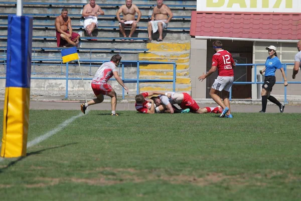 Odessa, Ukrayna - 7 Eylül 2019: Odessa Rugby Şampiyonası Milli Takımı - Kremenchug. Top için rugby oyuncularının yoğun mücadelesi. Stadyumun yeşil sahada dinamik oyun. Şiddetli Rugby Fight