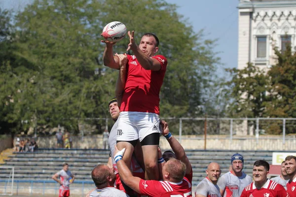 Odessa, Ukrayna - 7 Eylül 2019: Odessa Rugby Şampiyonası Milli Takımı - Kremenchug. Top için rugby oyuncularının yoğun mücadelesi. Stadyumun yeşil sahada dinamik oyun. Şiddetli Rugby Fight