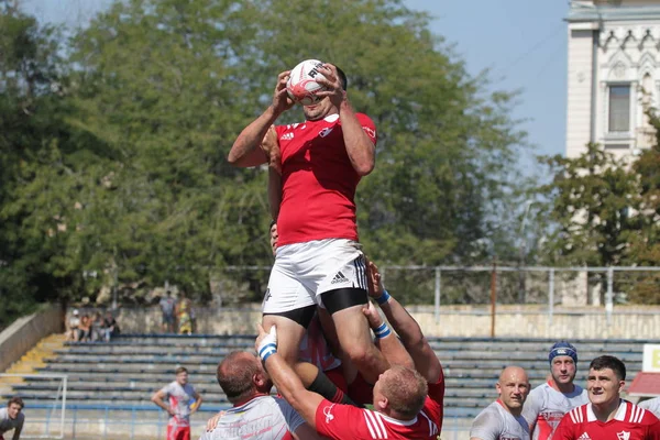 Odessa, Ukrayna - 7 Eylül 2019: Odessa Rugby Şampiyonası Milli Takımı - Kremenchug. Top için rugby oyuncularının yoğun mücadelesi. Stadyumun yeşil sahada dinamik oyun. Şiddetli Rugby Fight