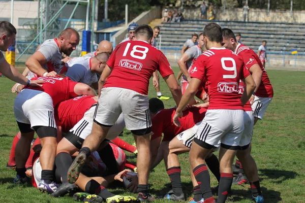 Odessa, Ukrayna - 7 Eylül 2019: Odessa Rugby Şampiyonası Milli Takımı - Kremenchug. Top için rugby oyuncularının yoğun mücadelesi. Stadyumun yeşil sahada dinamik oyun. Şiddetli Rugby Fight