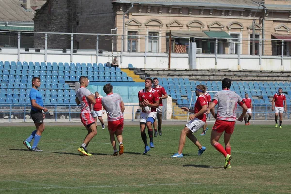 Odessa, Ukrayna - 7 Eylül 2019: Odessa Rugby Şampiyonası Milli Takımı - Kremenchug. Top için rugby oyuncularının yoğun mücadelesi. Stadyumun yeşil sahada dinamik oyun. Şiddetli Rugby Fight