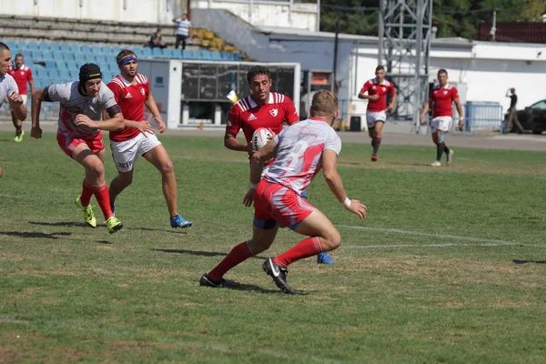 Odessa, Ukrayna - 7 Eylül 2019: Odessa Rugby Şampiyonası Milli Takımı - Kremenchug. Top için rugby oyuncularının yoğun mücadelesi. Stadyumun yeşil sahada dinamik oyun. Şiddetli Rugby Fight