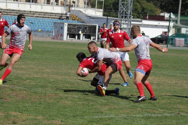 Odessa, Ukrayna - 7 Eylül 2019: Odessa Rugby Şampiyonası Milli Takımı - Kremenchug. Top için rugby oyuncularının yoğun mücadelesi. Stadyumun yeşil sahada dinamik oyun. Şiddetli Rugby Fight