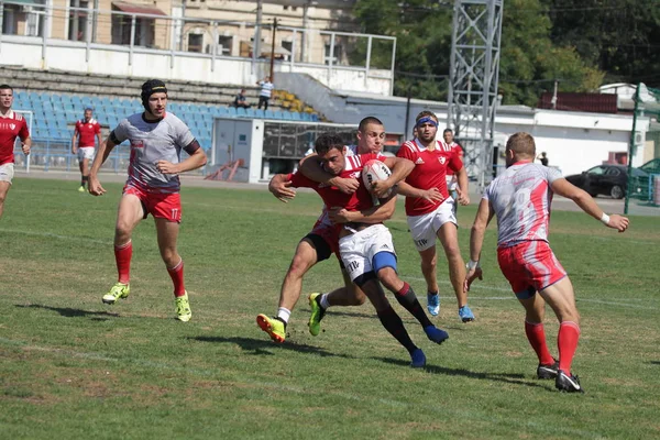 Odessa, Ukrayna - 7 Eylül 2019: Odessa Rugby Şampiyonası Milli Takımı - Kremenchug. Top için rugby oyuncularının yoğun mücadelesi. Stadyumun yeşil sahada dinamik oyun. Şiddetli Rugby Fight