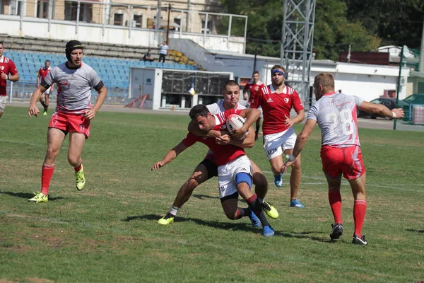 Odessa, Ukrayna - 7 Eylül 2019: Odessa Rugby Şampiyonası Milli Takımı - Kremenchug. Top için rugby oyuncularının yoğun mücadelesi. Stadyumun yeşil sahada dinamik oyun. Şiddetli Rugby Fight