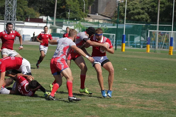 Odessa, Ukrayna - 7 Eylül 2019: Odessa Rugby Şampiyonası Milli Takımı - Kremenchug. Top için rugby oyuncularının yoğun mücadelesi. Stadyumun yeşil sahada dinamik oyun. Şiddetli Rugby Fight