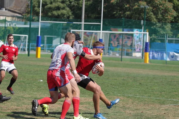 Odessa, Ukrayna - 7 Eylül 2019: Odessa Rugby Şampiyonası Milli Takımı - Kremenchug. Top için rugby oyuncularının yoğun mücadelesi. Stadyumun yeşil sahada dinamik oyun. Şiddetli Rugby Fight
