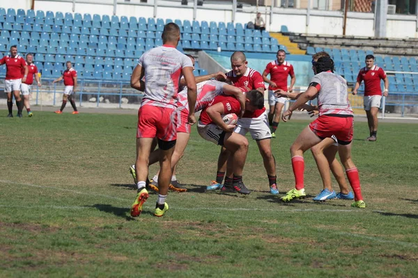 Odessa, Ukrayna - 7 Eylül 2019: Odessa Rugby Şampiyonası Milli Takımı - Kremenchug. Top için rugby oyuncularının yoğun mücadelesi. Stadyumun yeşil sahada dinamik oyun. Şiddetli Rugby Fight