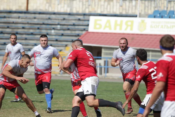 Odessa, Ukrayna - 7 Eylül 2019: Odessa Rugby Şampiyonası Milli Takımı - Kremenchug. Top için rugby oyuncularının yoğun mücadelesi. Stadyumun yeşil sahada dinamik oyun. Şiddetli Rugby Fight