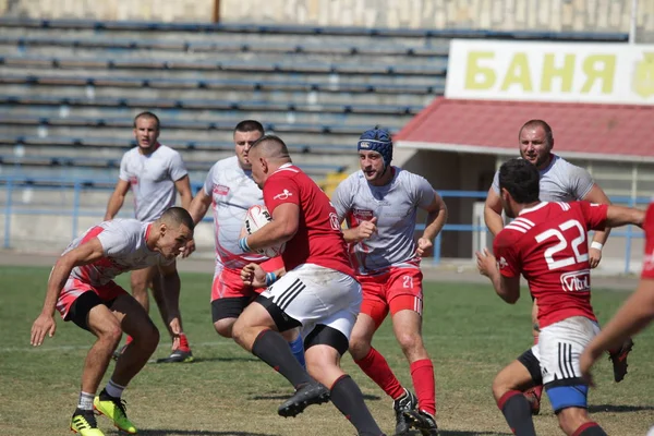 Odessa, Ukrayna - 7 Eylül 2019: Odessa Rugby Şampiyonası Milli Takımı - Kremenchug. Top için rugby oyuncularının yoğun mücadelesi. Stadyumun yeşil sahada dinamik oyun. Şiddetli Rugby Fight