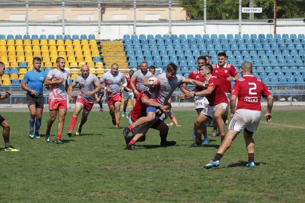 Odessa, Ukrayna - 7 Eylül 2019: Odessa Rugby Şampiyonası Milli Takımı - Kremenchug. Top için rugby oyuncularının yoğun mücadelesi. Stadyumun yeşil sahada dinamik oyun. Şiddetli Rugby Fight