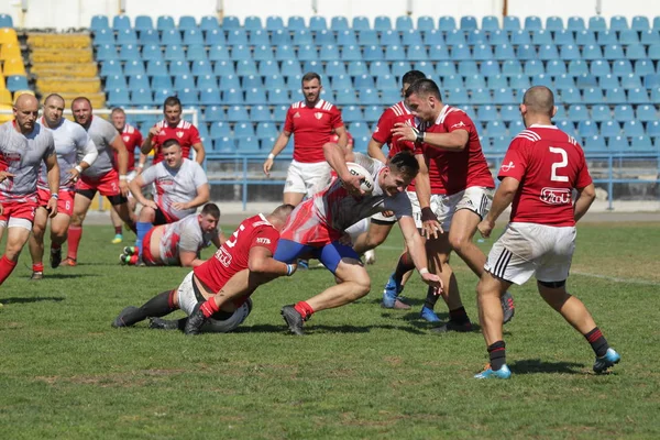 Odessa, Ukrayna - 7 Eylül 2019: Odessa Rugby Şampiyonası Milli Takımı - Kremenchug. Top için rugby oyuncularının yoğun mücadelesi. Stadyumun yeşil sahada dinamik oyun. Şiddetli Rugby Fight