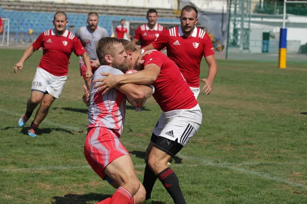 Odessa, Ukrayna - 7 Eylül 2019: Odessa Rugby Şampiyonası Milli Takımı - Kremenchug. Top için rugby oyuncularının yoğun mücadelesi. Stadyumun yeşil sahada dinamik oyun. Şiddetli Rugby Fight