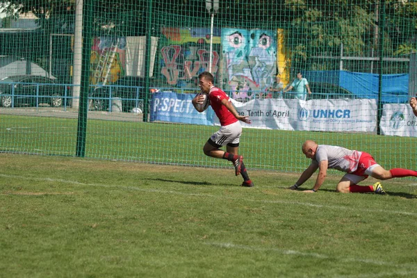 Odessa, Ukrayna - 7 Eylül 2019: Odessa Rugby Şampiyonası Milli Takımı - Kremenchug. Top için rugby oyuncularının yoğun mücadelesi. Stadyumun yeşil sahada dinamik oyun. Şiddetli Rugby Fight