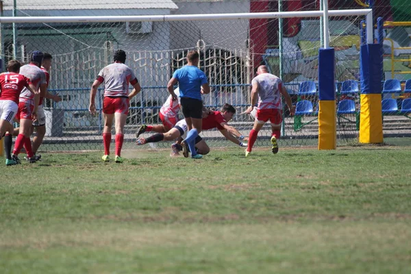 Odessa, Ukrayna - 7 Eylül 2019: Odessa Rugby Şampiyonası Milli Takımı - Kremenchug. Top için rugby oyuncularının yoğun mücadelesi. Stadyumun yeşil sahada dinamik oyun. Şiddetli Rugby Fight