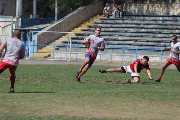 Odessa, Ukrayna - 7 Eylül 2019: Odessa Rugby Şampiyonası Milli Takımı - Kremenchug. Top için rugby oyuncularının yoğun mücadelesi. Stadyumun yeşil sahada dinamik oyun. Şiddetli Rugby Fight