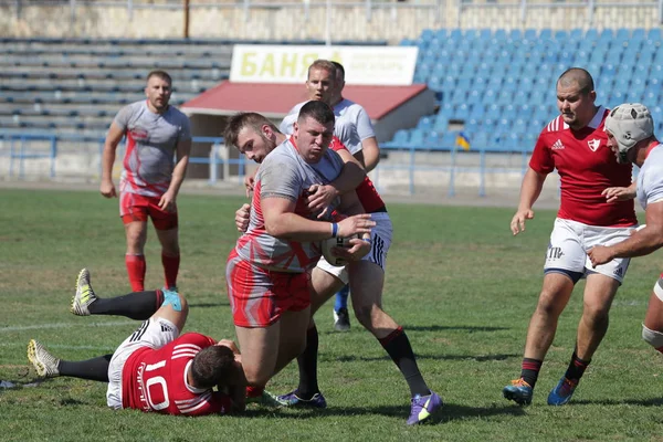 Odessa, Ukrayna - 7 Eylül 2019: Odessa Rugby Şampiyonası Milli Takımı - Kremenchug. Top için rugby oyuncularının yoğun mücadelesi. Stadyumun yeşil sahada dinamik oyun. Şiddetli Rugby Fight