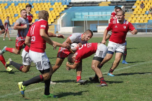 Odessa, Ukrayna - 7 Eylül 2019: Odessa Rugby Şampiyonası Milli Takımı - Kremenchug. Top için rugby oyuncularının yoğun mücadelesi. Stadyumun yeşil sahada dinamik oyun. Şiddetli Rugby Fight