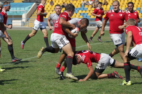 Odessa, Ukrayna - 7 Eylül 2019: Odessa Rugby Şampiyonası Milli Takımı - Kremenchug. Top için rugby oyuncularının yoğun mücadelesi. Stadyumun yeşil sahada dinamik oyun. Şiddetli Rugby Fight