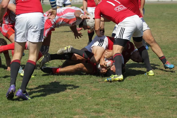 Odessa, Ukrayna - 7 Eylül 2019: Odessa Rugby Şampiyonası Milli Takımı - Kremenchug. Top için rugby oyuncularının yoğun mücadelesi. Stadyumun yeşil sahada dinamik oyun. Şiddetli Rugby Fight