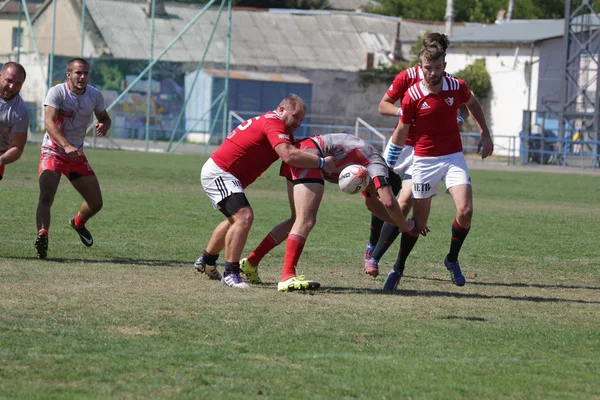 Odessa, Ukrayna - 7 Eylül 2019: Odessa Rugby Şampiyonası Milli Takımı - Kremenchug. Top için rugby oyuncularının yoğun mücadelesi. Stadyumun yeşil sahada dinamik oyun. Şiddetli Rugby Fight