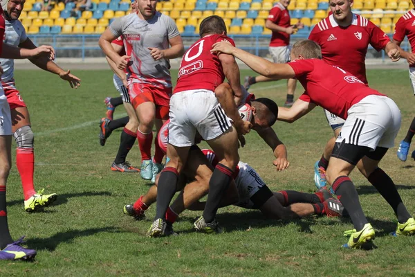Odessa, Ukrayna - 7 Eylül 2019: Odessa Rugby Şampiyonası Milli Takımı - Kremenchug. Top için rugby oyuncularının yoğun mücadelesi. Stadyumun yeşil sahada dinamik oyun. Şiddetli Rugby Fight