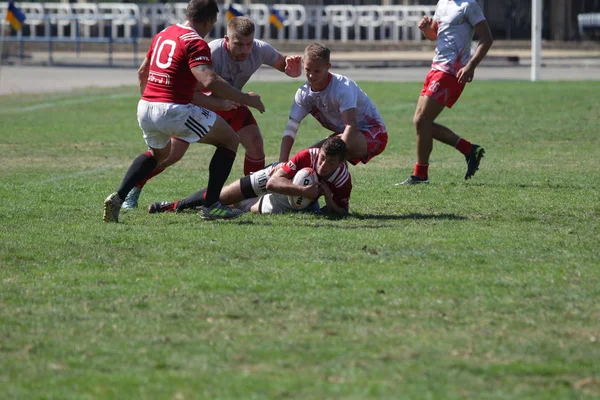 Odessa, Ukrayna - 7 Eylül 2019: Odessa Rugby Şampiyonası Milli Takımı - Kremenchug. Top için rugby oyuncularının yoğun mücadelesi. Stadyumun yeşil sahada dinamik oyun. Şiddetli Rugby Fight