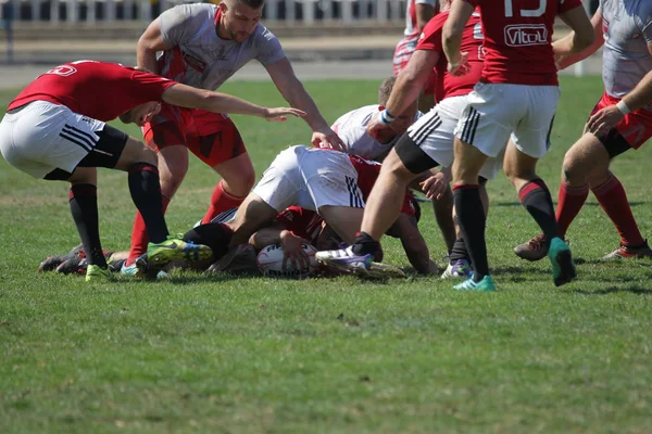 Odessa, Ukrayna - 7 Eylül 2019: Odessa Rugby Şampiyonası Milli Takımı - Kremenchug. Top için rugby oyuncularının yoğun mücadelesi. Stadyumun yeşil sahada dinamik oyun. Şiddetli Rugby Fight
