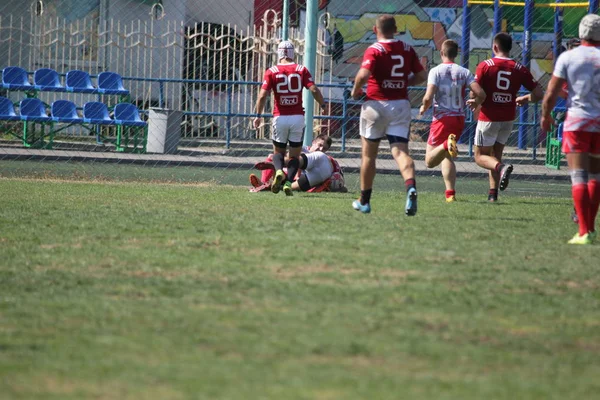 Odessa, Ukrayna - 7 Eylül 2019: Odessa Rugby Şampiyonası Milli Takımı - Kremenchug. Top için rugby oyuncularının yoğun mücadelesi. Stadyumun yeşil sahada dinamik oyun. Şiddetli Rugby Fight