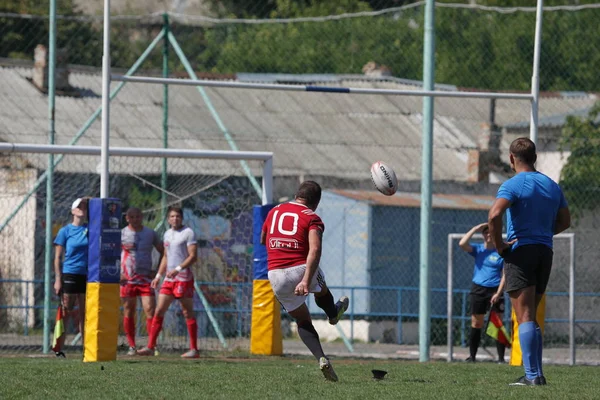 Odessa, Ukrayna - 7 Eylül 2019: Odessa Rugby Şampiyonası Milli Takımı - Kremenchug. Top için rugby oyuncularının yoğun mücadelesi. Stadyumun yeşil sahada dinamik oyun. Şiddetli Rugby Fight