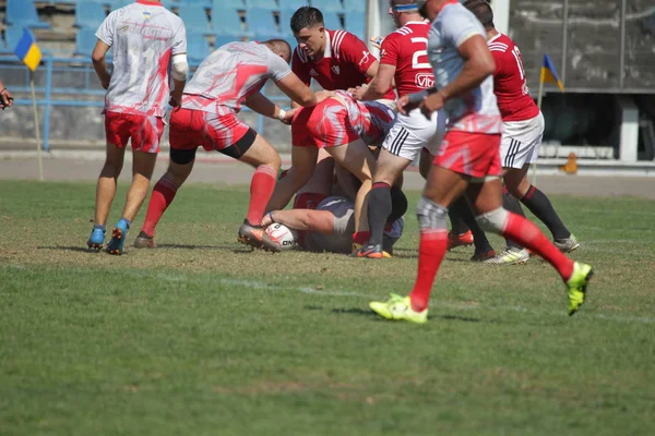 Odessa, Ukrayna - 7 Eylül 2019: Odessa Rugby Şampiyonası Milli Takımı - Kremenchug. Top için rugby oyuncularının yoğun mücadelesi. Stadyumun yeşil sahada dinamik oyun. Şiddetli Rugby Fight