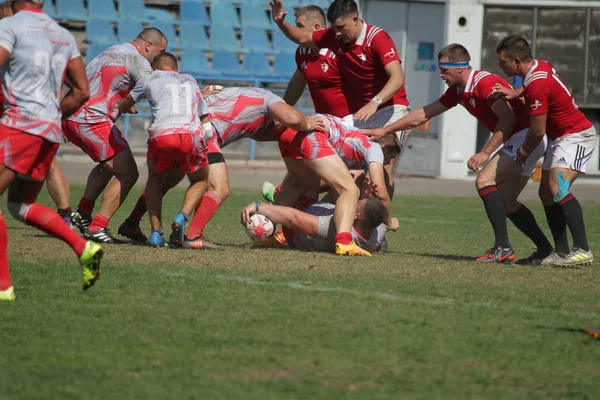 Odessa, Ukrayna - 7 Eylül 2019: Odessa Rugby Şampiyonası Milli Takımı - Kremenchug. Top için rugby oyuncularının yoğun mücadelesi. Stadyumun yeşil sahada dinamik oyun. Şiddetli Rugby Fight