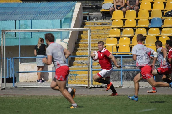 Odessa, Ukrayna - 7 Eylül 2019: Odessa Rugby Şampiyonası Milli Takımı - Kremenchug. Top için rugby oyuncularının yoğun mücadelesi. Stadyumun yeşil sahada dinamik oyun. Şiddetli Rugby Fight