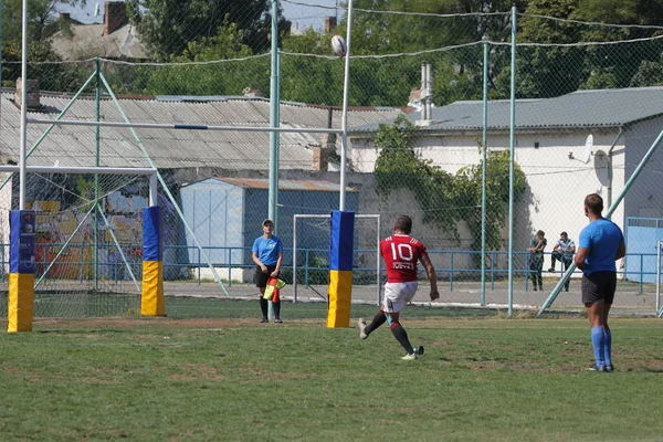 Odessa, Ukrayna - 7 Eylül 2019: Odessa Rugby Şampiyonası Milli Takımı - Kremenchug. Top için rugby oyuncularının yoğun mücadelesi. Stadyumun yeşil sahada dinamik oyun. Şiddetli Rugby Fight