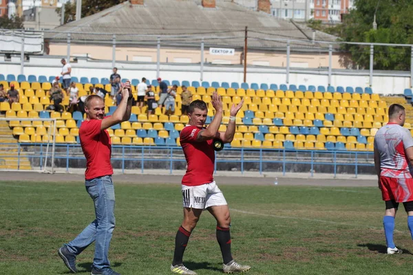 Odessa, Ukrayna - 7 Eylül 2019: Odessa Rugby Şampiyonası Milli Takımı - Kremenchug. Top için rugby oyuncularının yoğun mücadelesi. Stadyumun yeşil sahada dinamik oyun. Şiddetli Rugby Fight