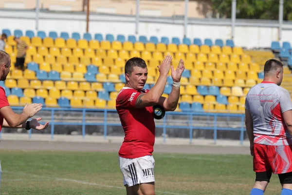 Odessa, Ukrayna - 7 Eylül 2019: Odessa Rugby Şampiyonası Milli Takımı - Kremenchug. Top için rugby oyuncularının yoğun mücadelesi. Stadyumun yeşil sahada dinamik oyun. Şiddetli Rugby Fight