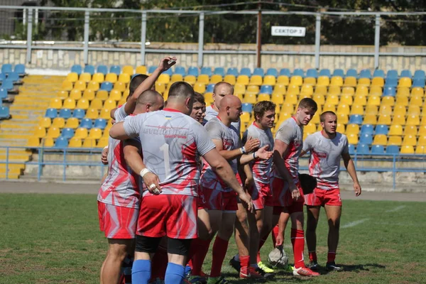 Odessa, Ukrayna - 7 Eylül 2019: Odessa Rugby Şampiyonası Milli Takımı - Kremenchug. Top için rugby oyuncularının yoğun mücadelesi. Stadyumun yeşil sahada dinamik oyun. Şiddetli Rugby Fight