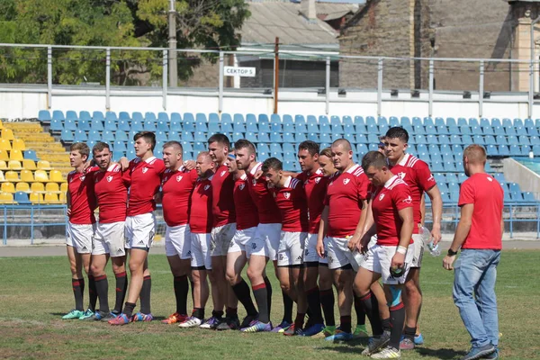 Odessa, Ukrayna - 7 Eylül 2019: Odessa Rugby Şampiyonası Milli Takımı - Kremenchug. Top için rugby oyuncularının yoğun mücadelesi. Stadyumun yeşil sahada dinamik oyun. Şiddetli Rugby Fight